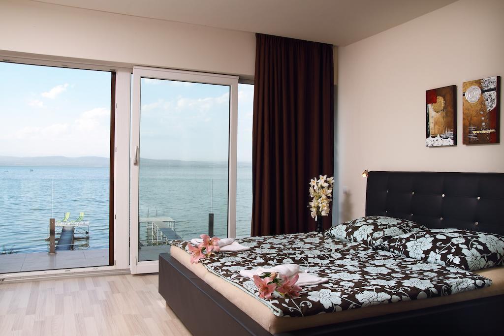 Aba Sea House Villa Balatonszarszo Rum bild